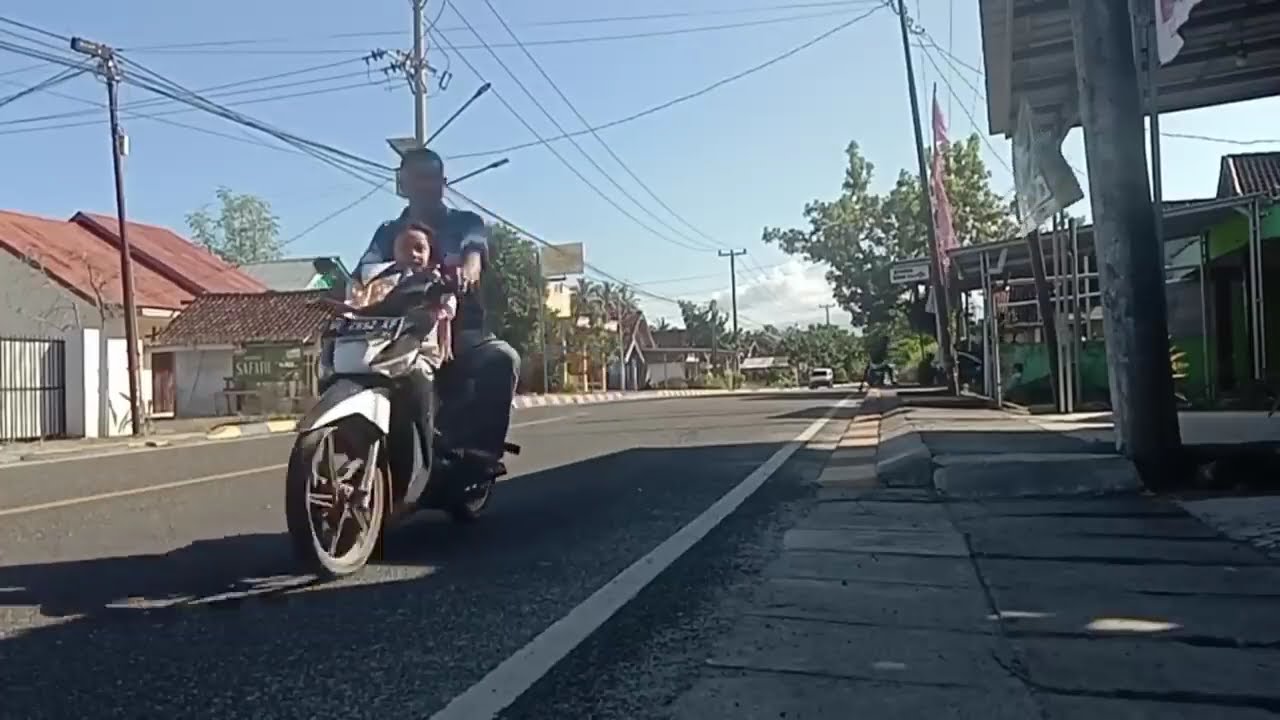 VLOG OF THE ATMOSPHERE IN FRONT OF THE HOUSE WITH BUSY TRAFFIC