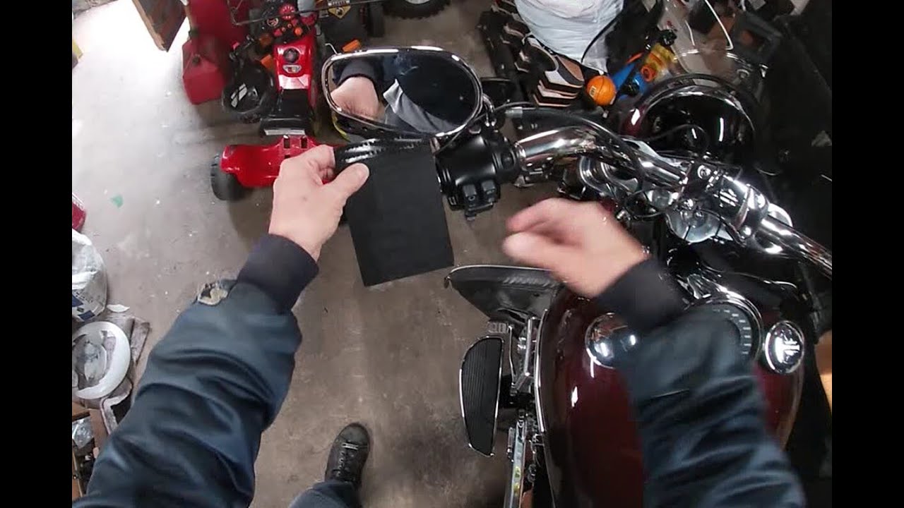 Накладки на рукоятки с USB-подогревом для установки на любой мотоцикл.