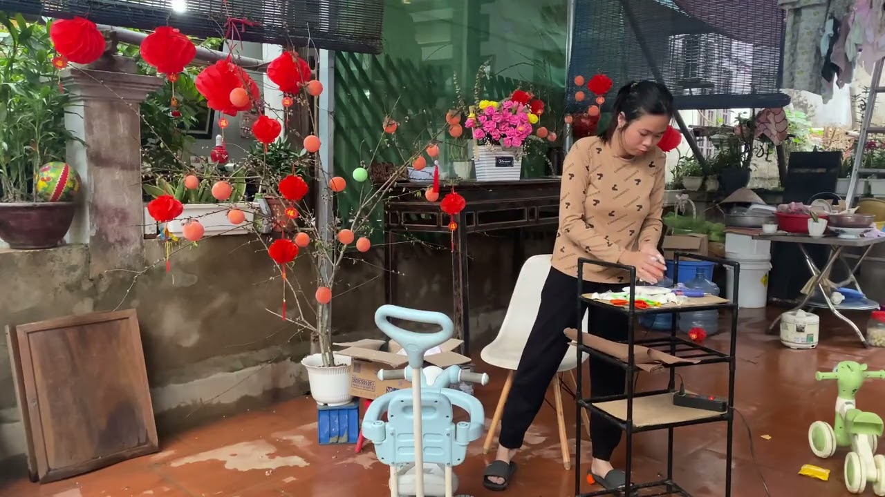 Cùng mình sang nhà bà bơm bóng bay làm quả hồng trưng tết nhé!