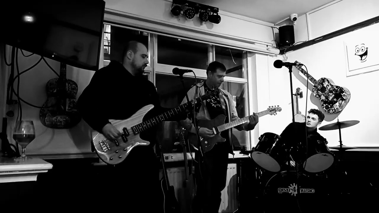 Utterly BANGING set from Bertie, Paul, and Joe at The Hole in The Wall's Open Mic/Jam ❤️✊