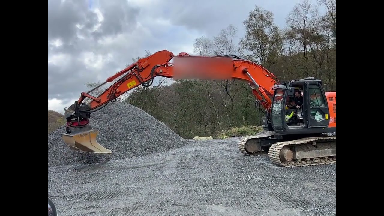 2017 hitachi ZX225 USR LC-6 w/ gps, digging bucket, sanding bucket and rotor tilt