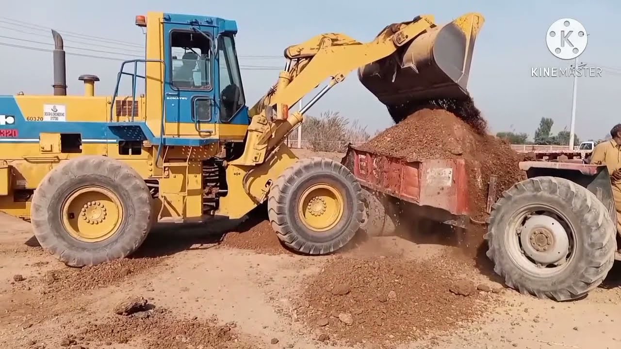 Komatsu loader WA 320 loaded the trali 👍