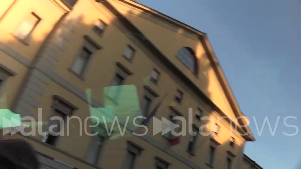 Berlusconi, il figlio Luigi sposa Federica: gli invitati lasciano la basilica Sant'Ambrogio