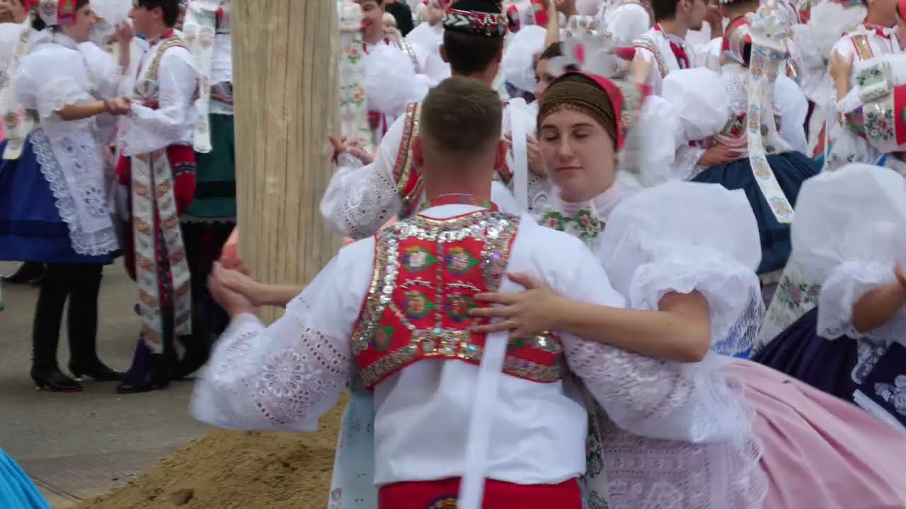 ВОСКРЕСЕННЫЙ ФЕСТИВАЛЬ ДОЛЬНИ БОЯНОВИЦЕ-ВЕНЦЛАВА (первая пара танцует «под зеленью» в DH Legrút)