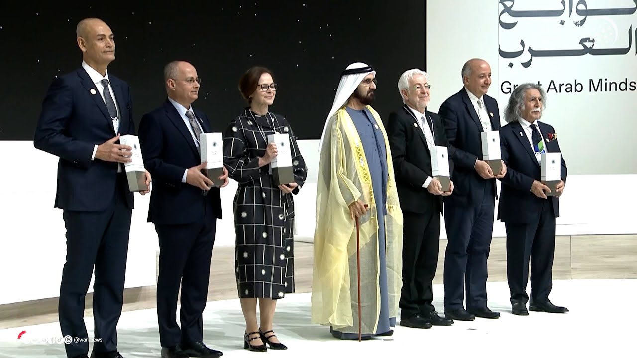 محمد بن راشد يكرم الفائزين بجائزة 