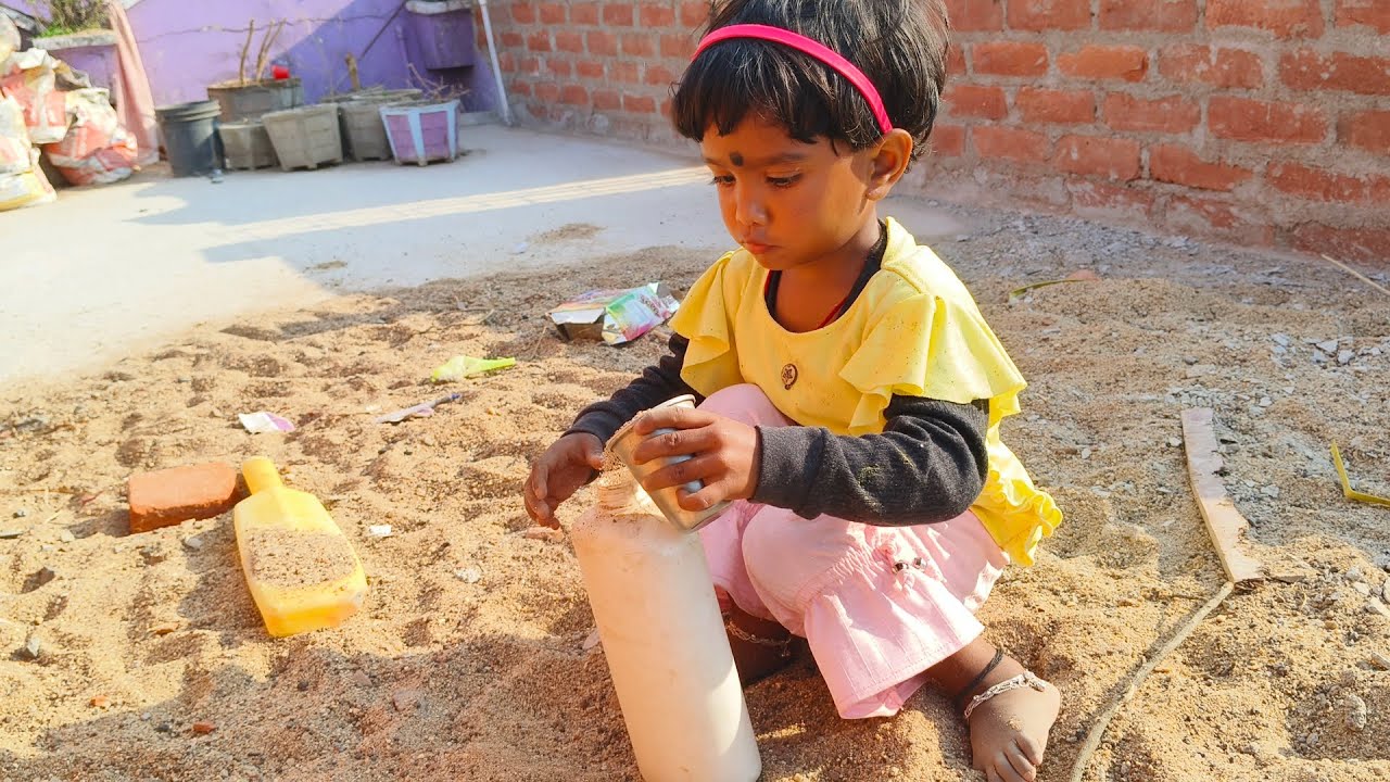 मिट्टी में खेलता नन्हा बच्चा | Innocent Childhood Moment | Real Life Kids वीडियो