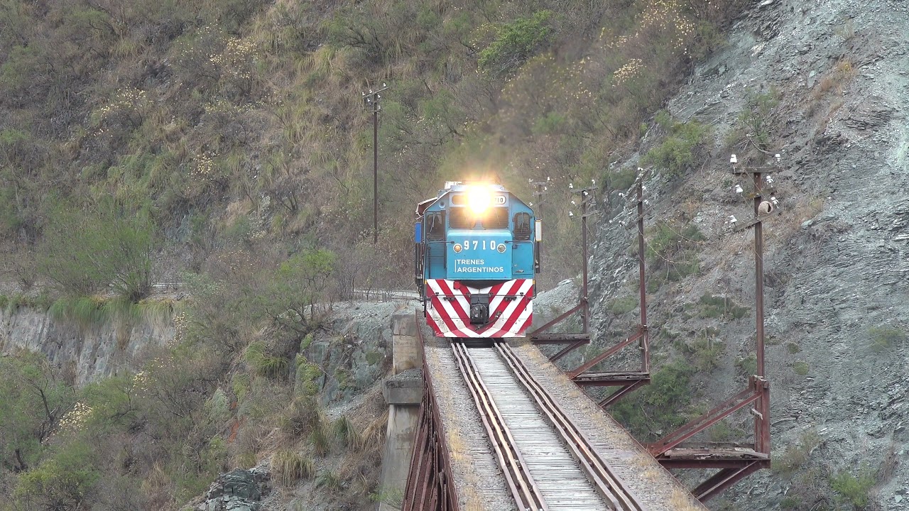 tren de cargas por viaducto del toro , en la provincia de salta - argentina