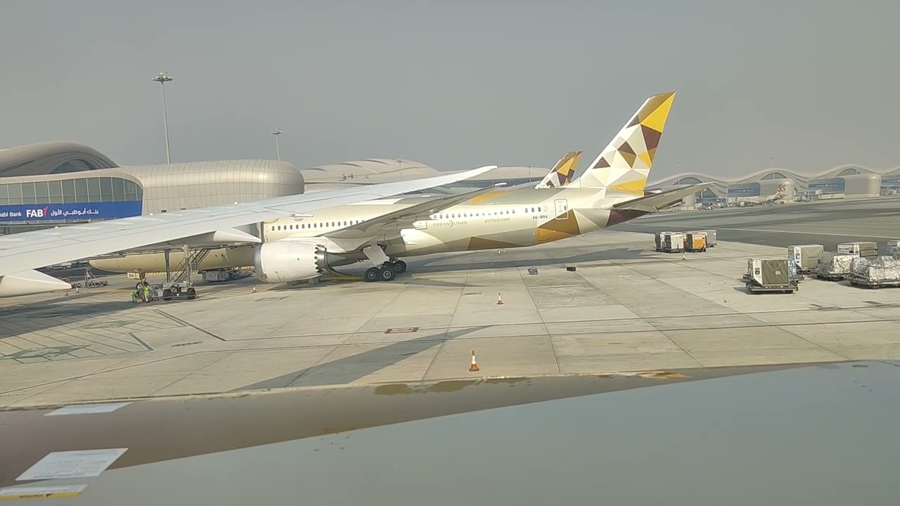 Etihad Airways Boeing B787-9 Dreamliner Abu Dhabi - Kuala Lumpur.