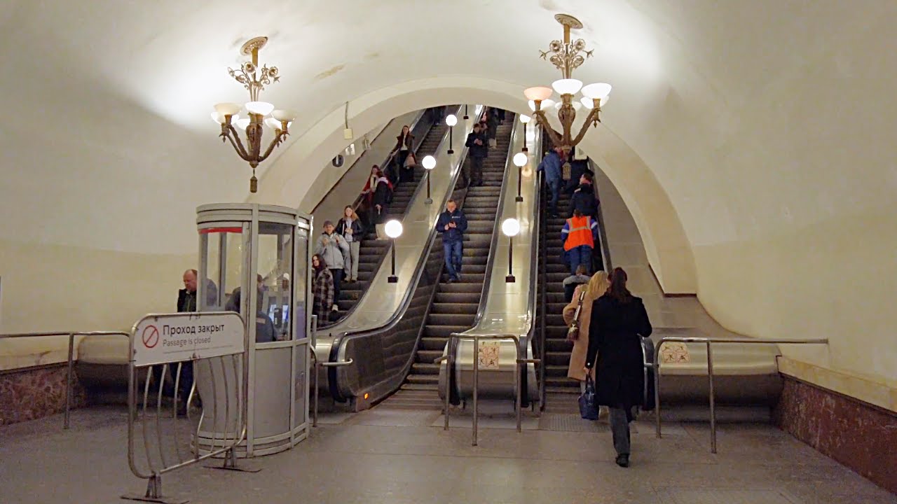 Moscow Metro 🚇  Trains and Escalators. Metro Station Arbatskaya.