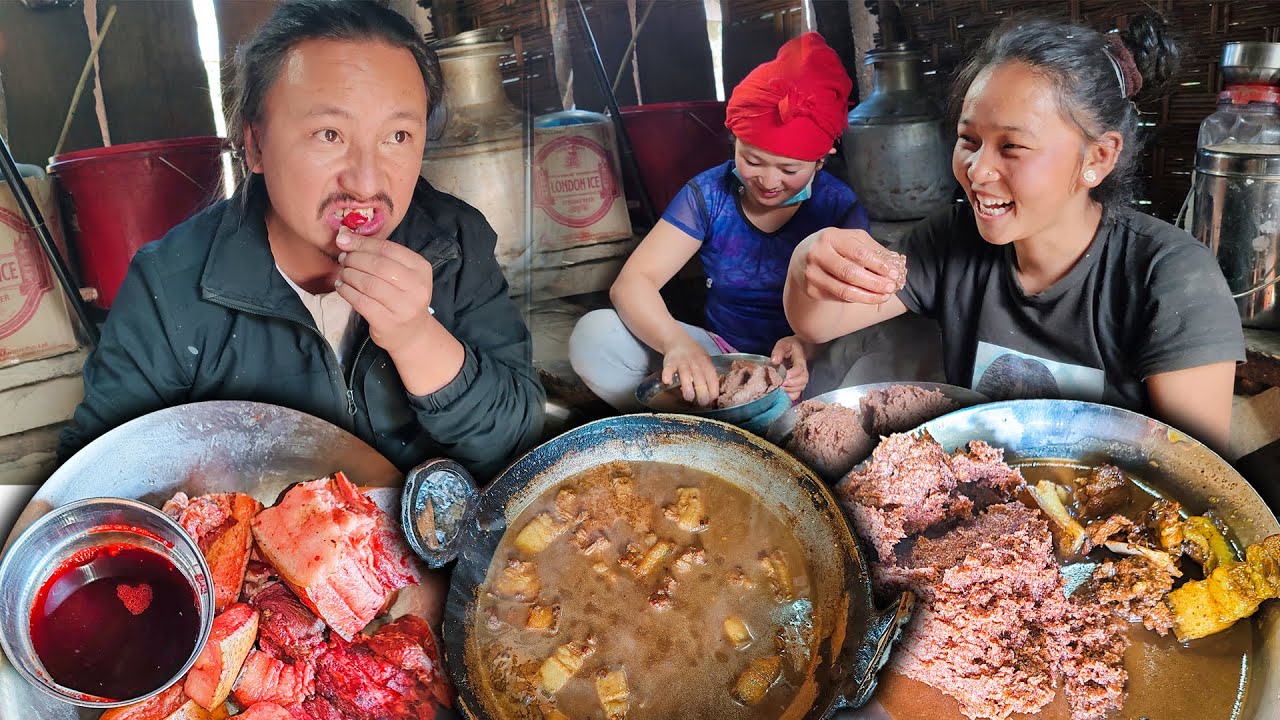 Pork Meat and Blood mix Gravy with Nepali food #Dhodo || रक्ति हालेको सुंगुरको मासु र कोदोको ढिडो