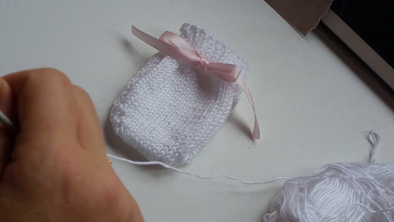 DIY : pas à pas mouffles naissance tricot