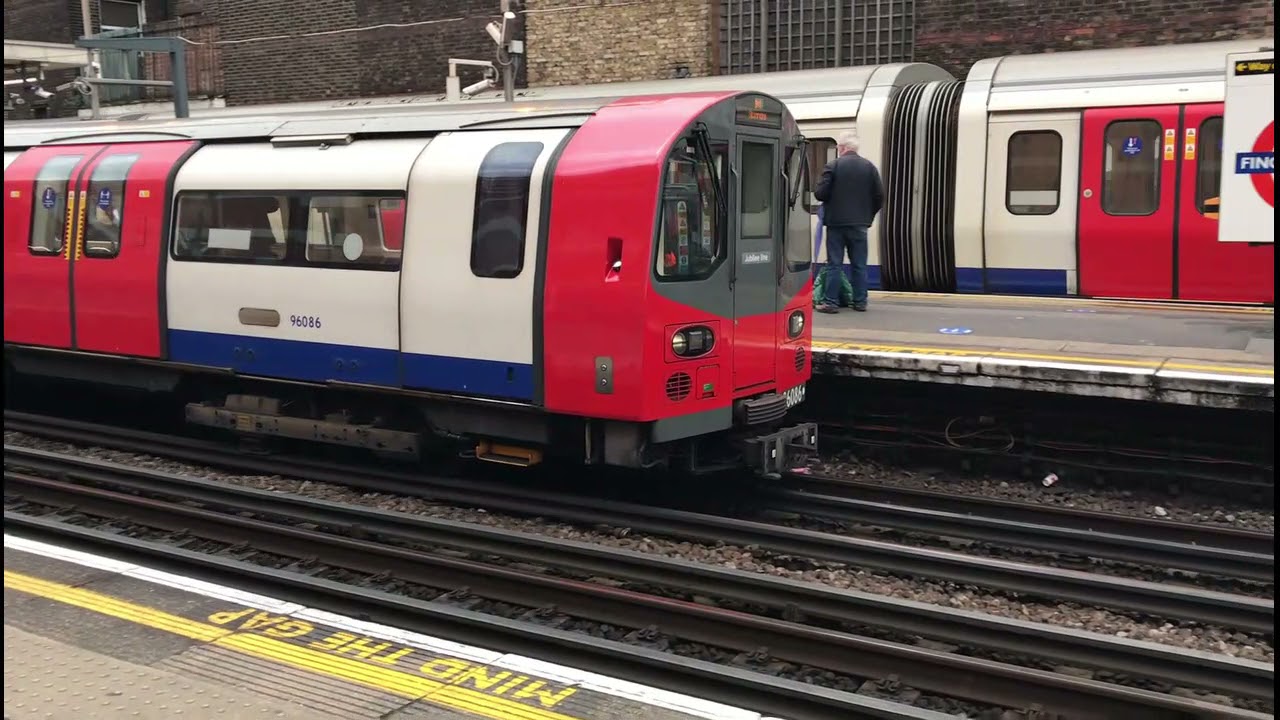 London Underground Trains @Finchley Road & Liverpool Street