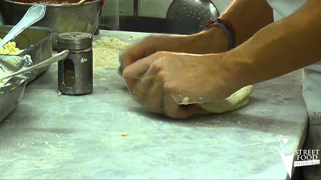 La pizza fritta - il battilocchio - NAPOLI