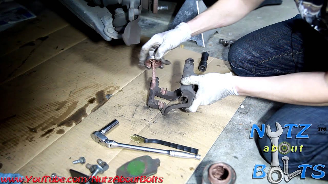 Снятие и установка передних тормозов Toyota Corolla 1998-2008 гг.