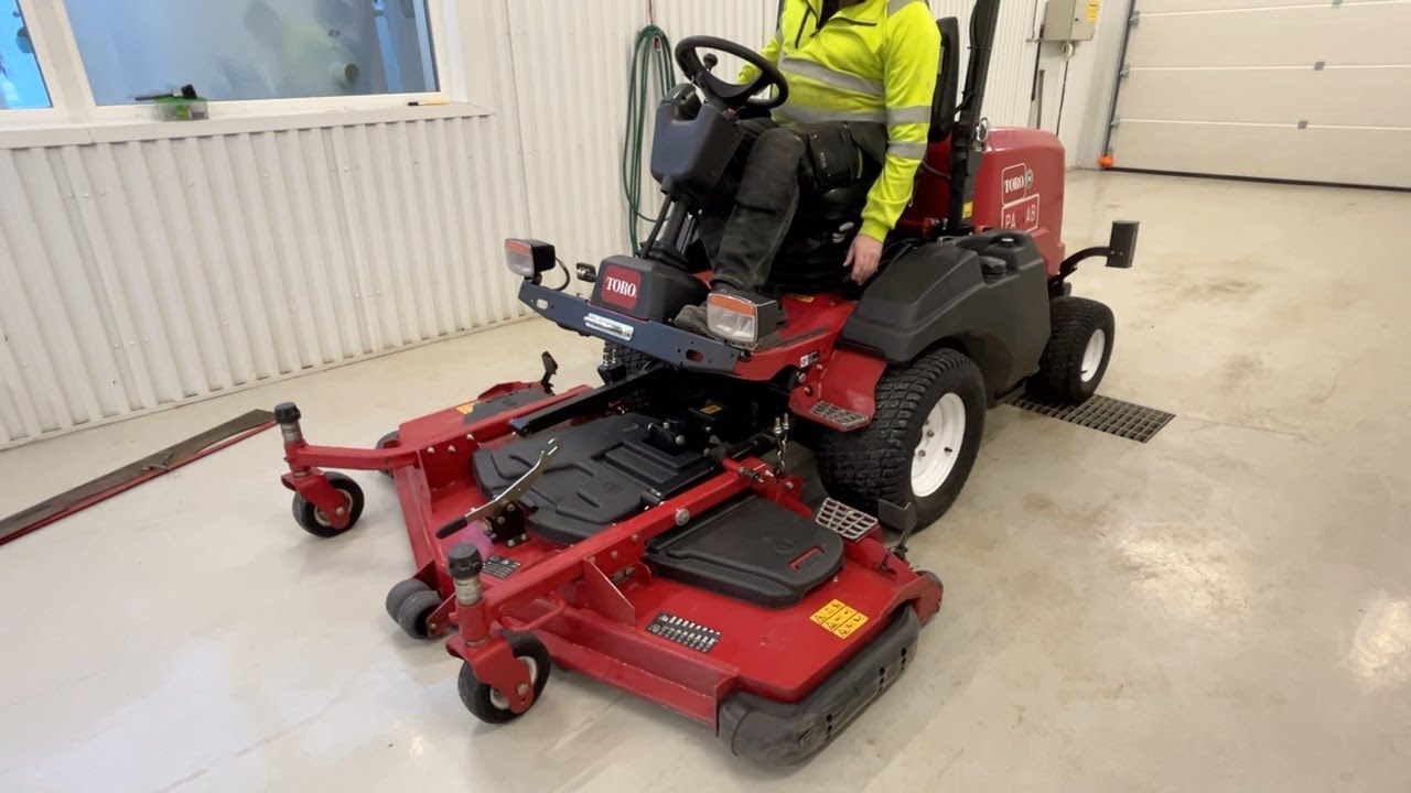 Köp Åkgräsklippare Toro Groundsmaster 3300 Crosstrax 4x4 på Klaravik