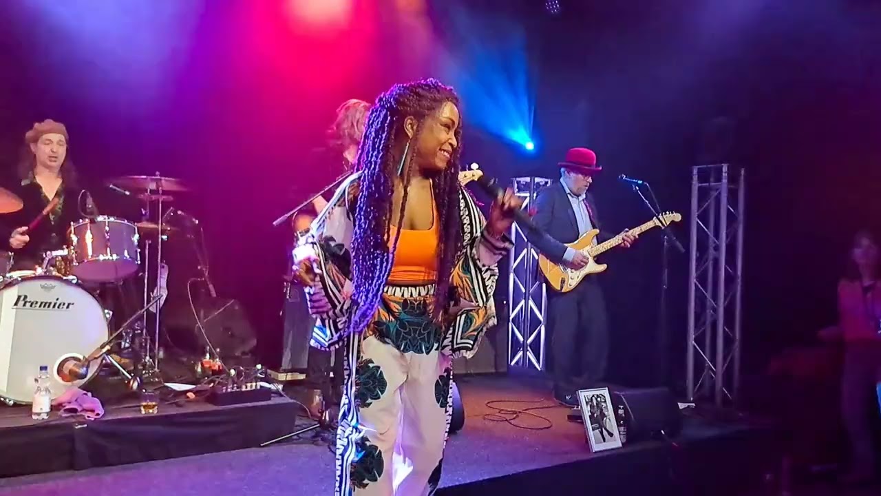 Kat Riggins & Blues Revival, Theaterbakkerij