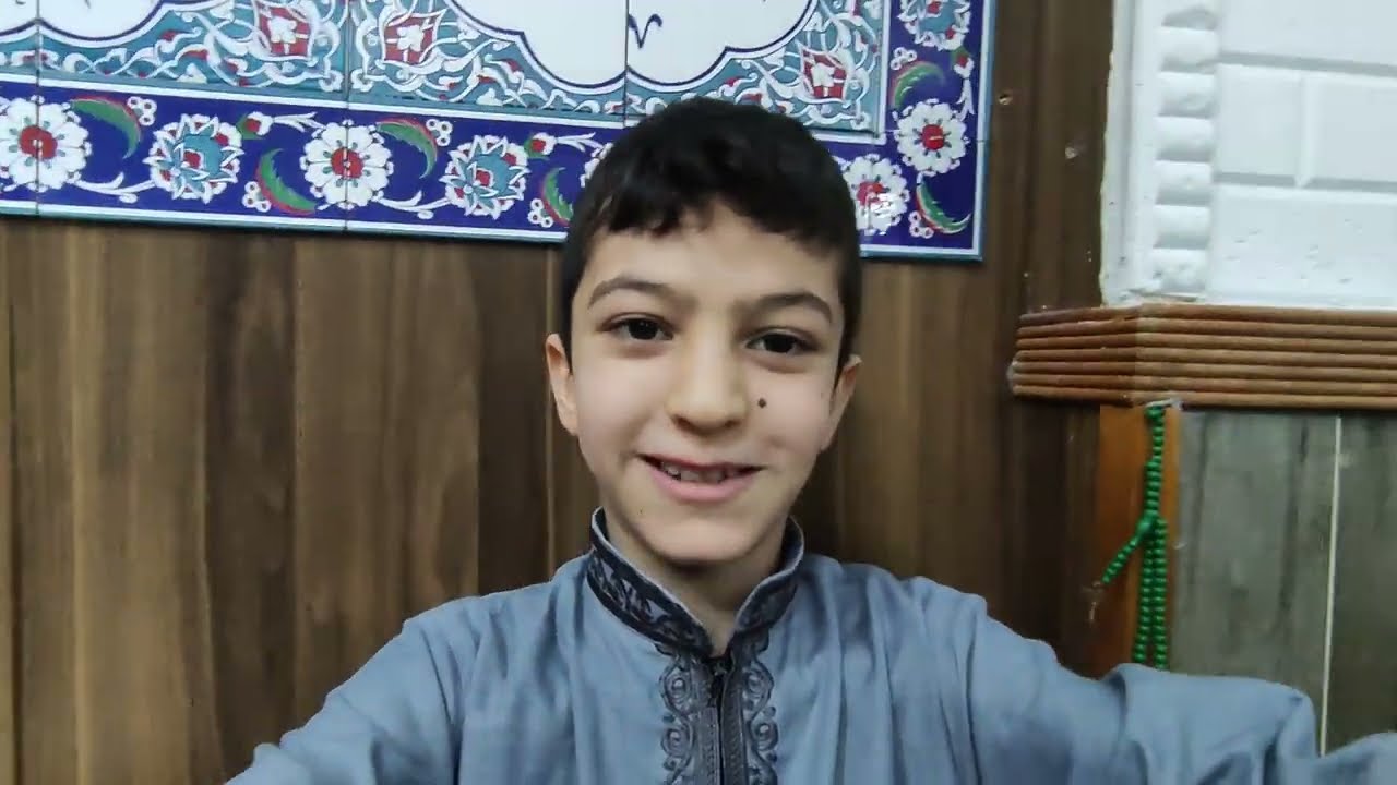 تكريم الطلاب لقارئة القران الكريم