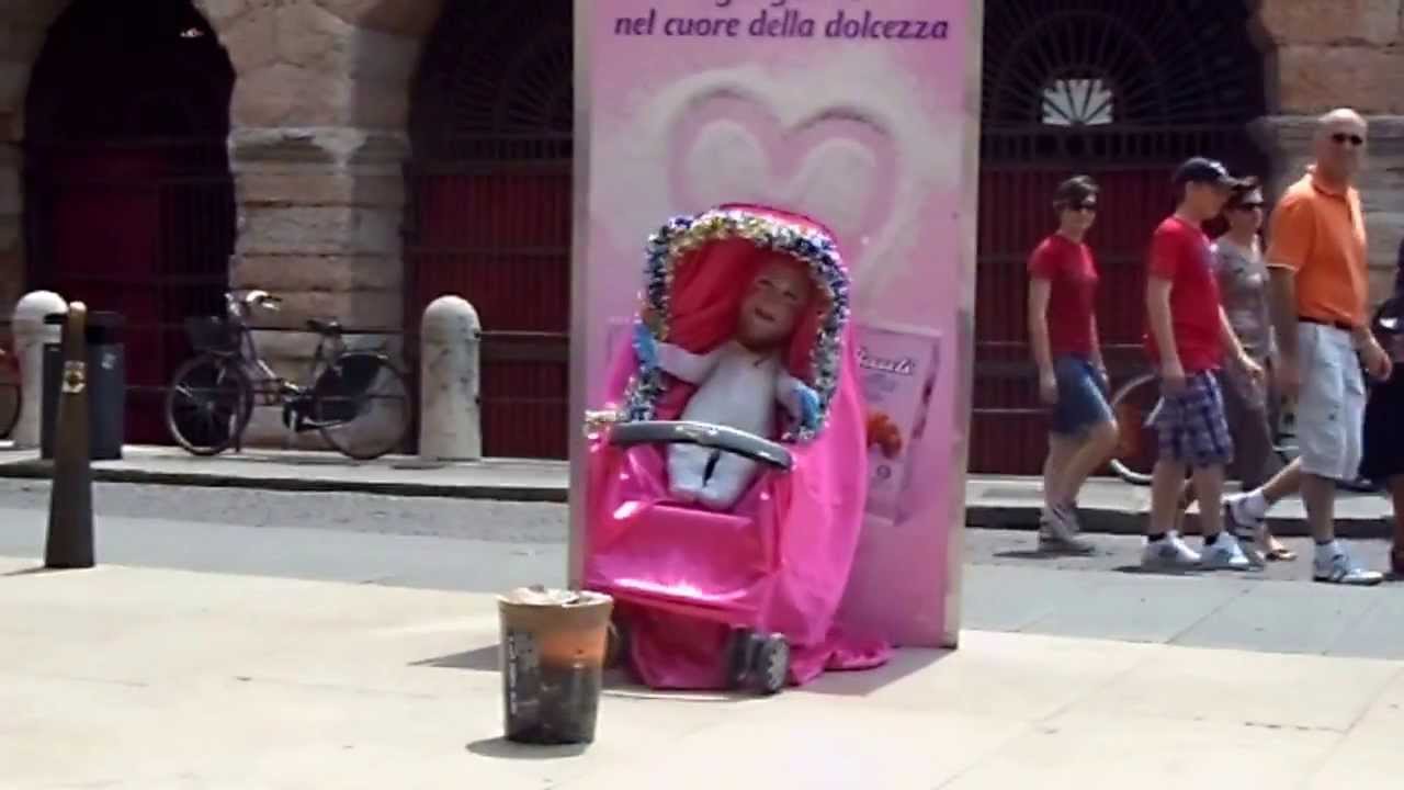 2012 Maggio, Verona, Italy, artista di strada, busker ...