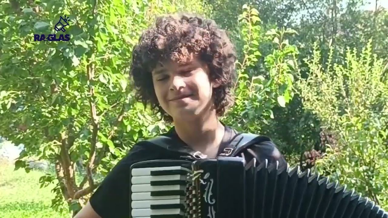 Trinaestogodišnji harmonikaš iz Raške: mama prodaje rukotvorine za njegov san
