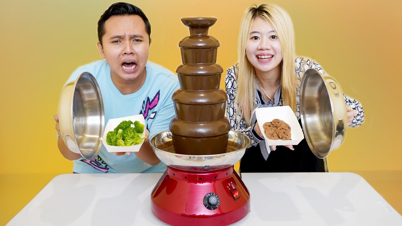 JANGAN SAMPAI SALAH PILIH MISTERI AIR MANCUR COKELAT FONDUE!! COKELAT VS MAKANAN ASLI!!