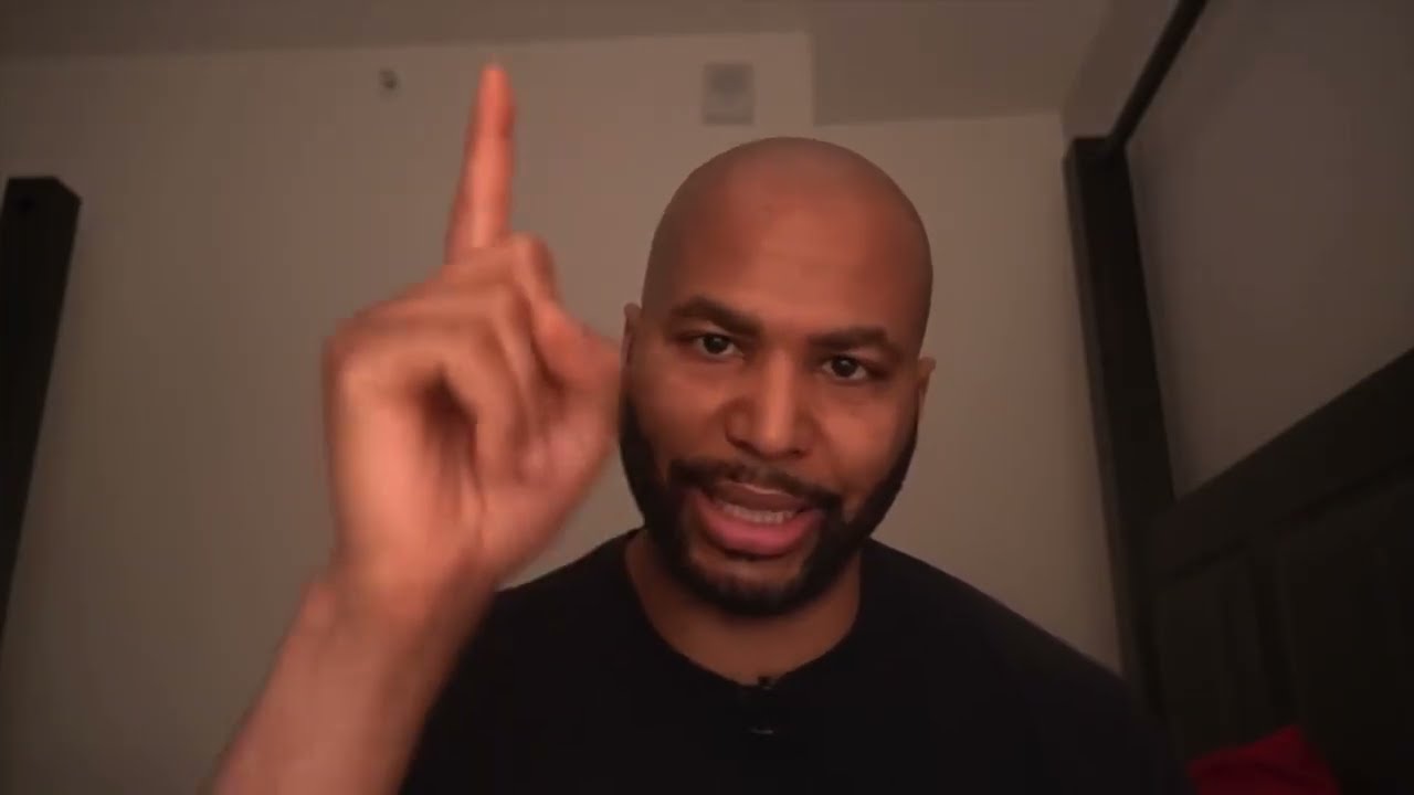 Никогда не пытайтесь привлечь к себе внимание.