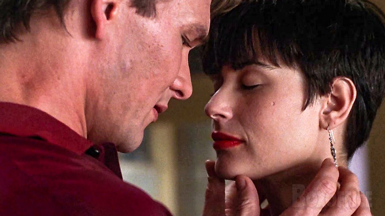 Demi Moore baila con su amante muerto | Ghost: La sombra del amor | Clip en Español