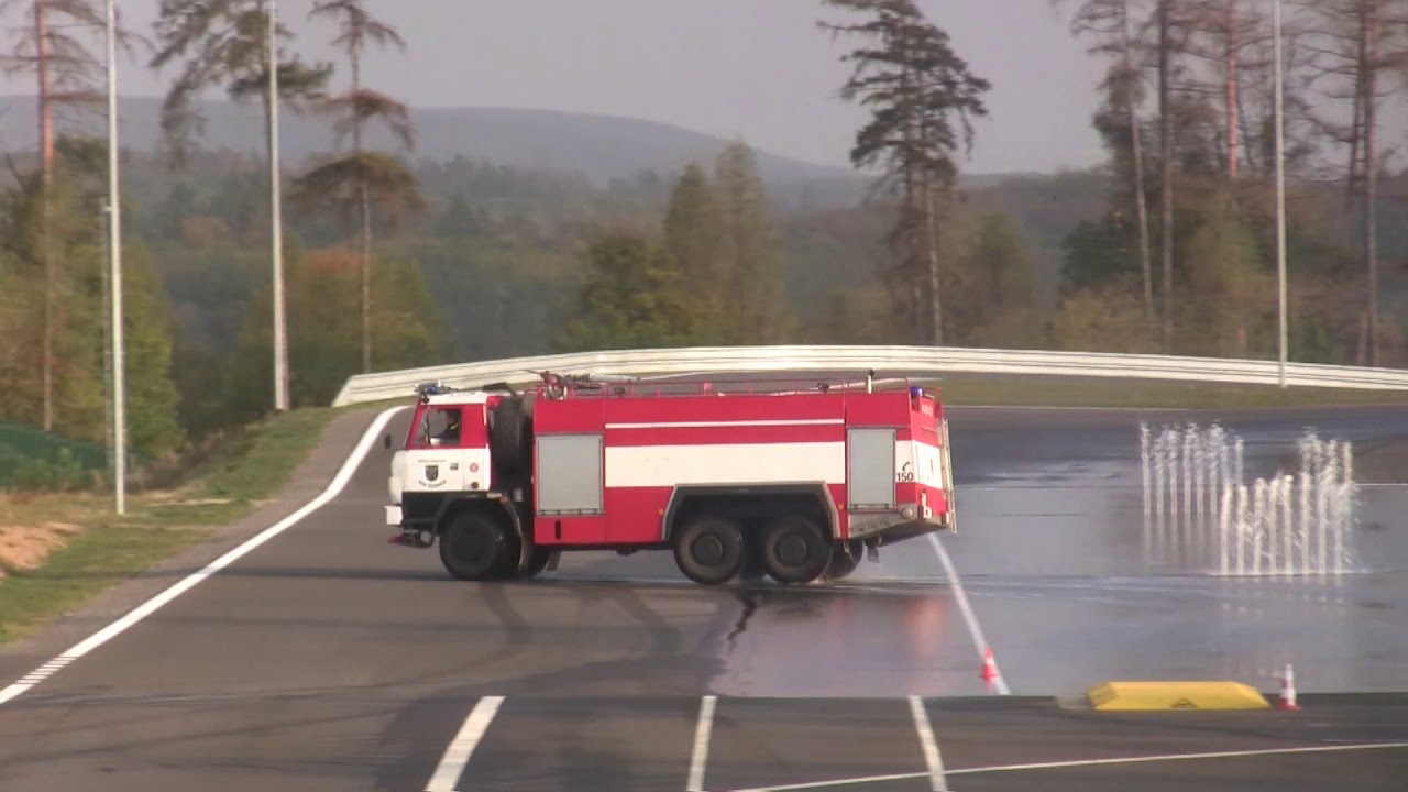 Hasiči a jejich smyky na polygonu.