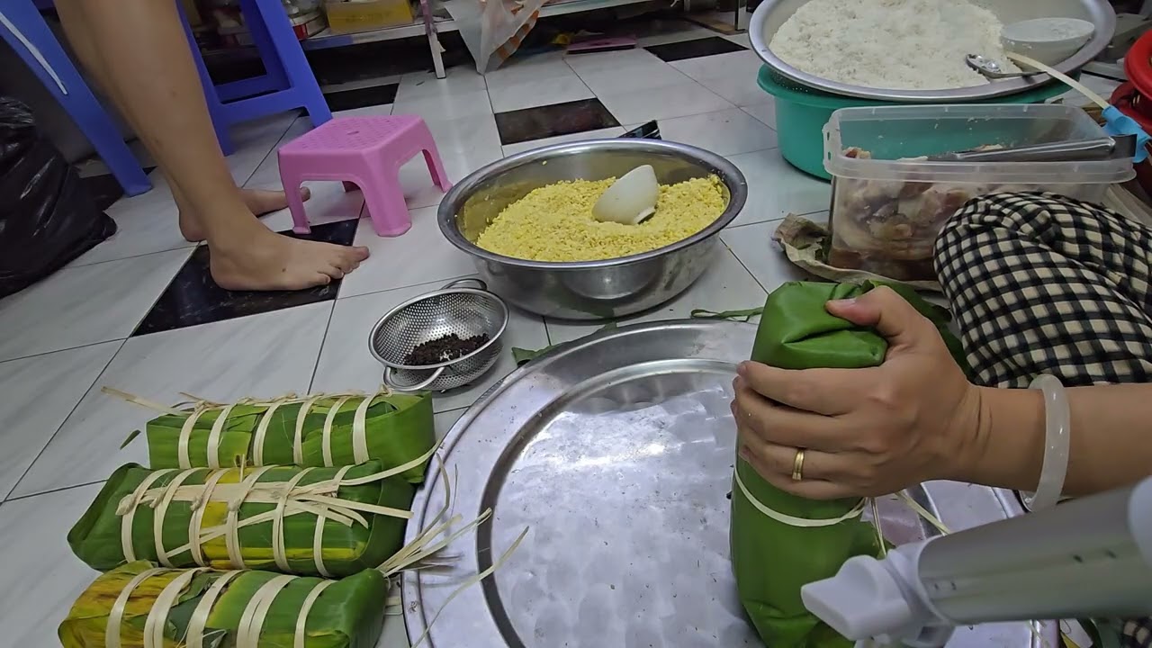 Gói bánh tét ăn tết. 