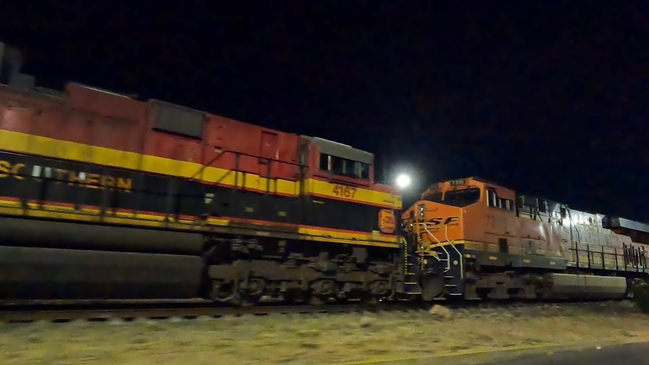 Trenes de Media Noche con la KCS4167  y 3 BNSF's  en la Cd. de Irapuato Trenes de Ferromex