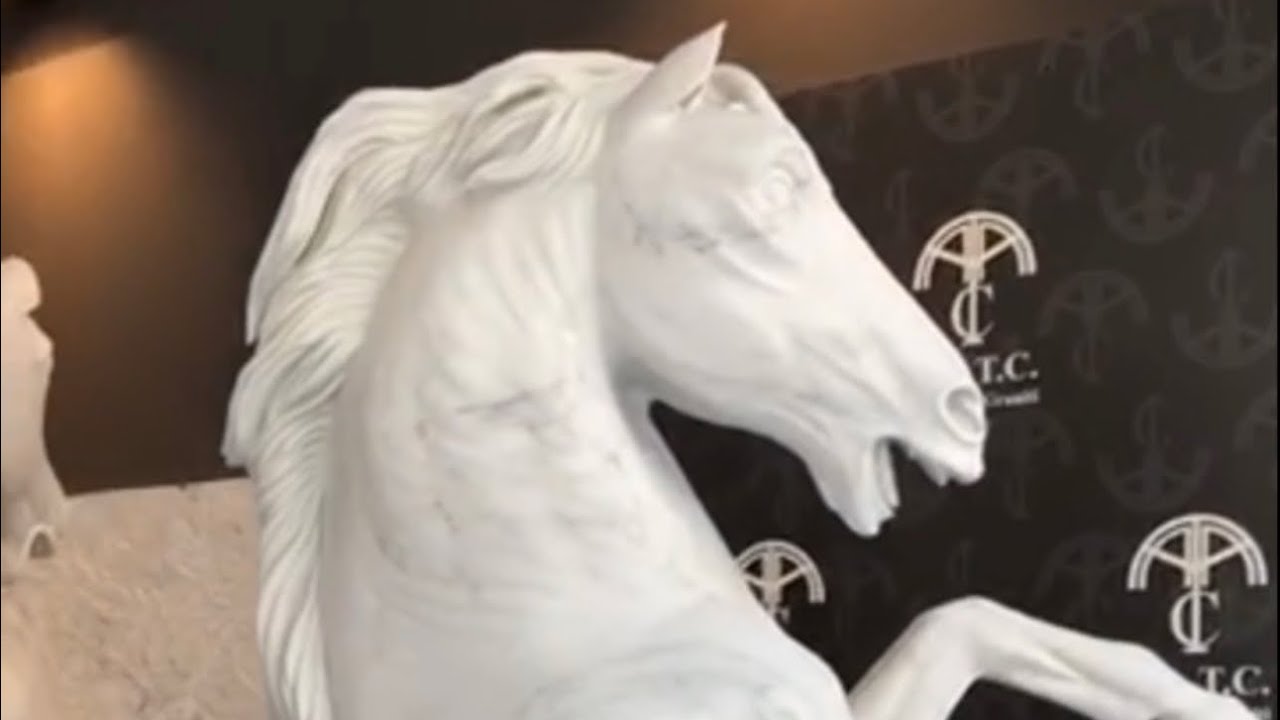النوافير و الأثاث والديكورات كلها من الرخام الطبيعي