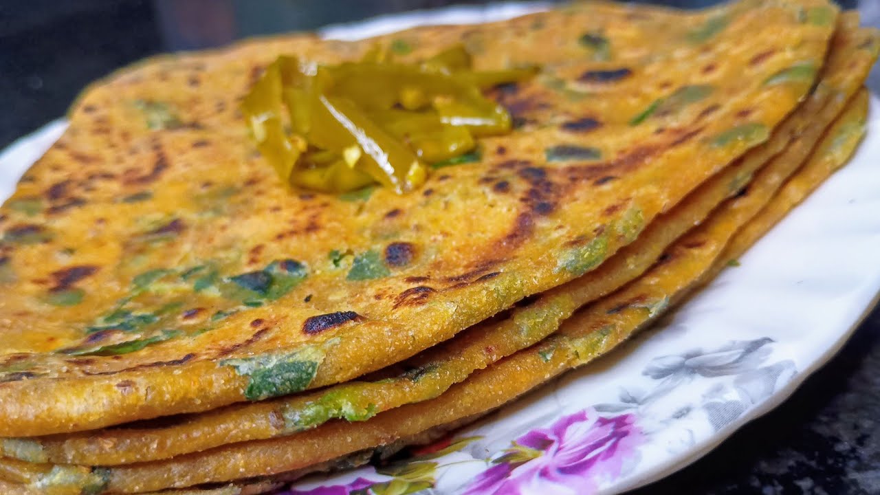 सर्दियों में बनने वाले गरमा गर्म मेथी के पराठे🤤।। Methi ke parathe 🤤।।