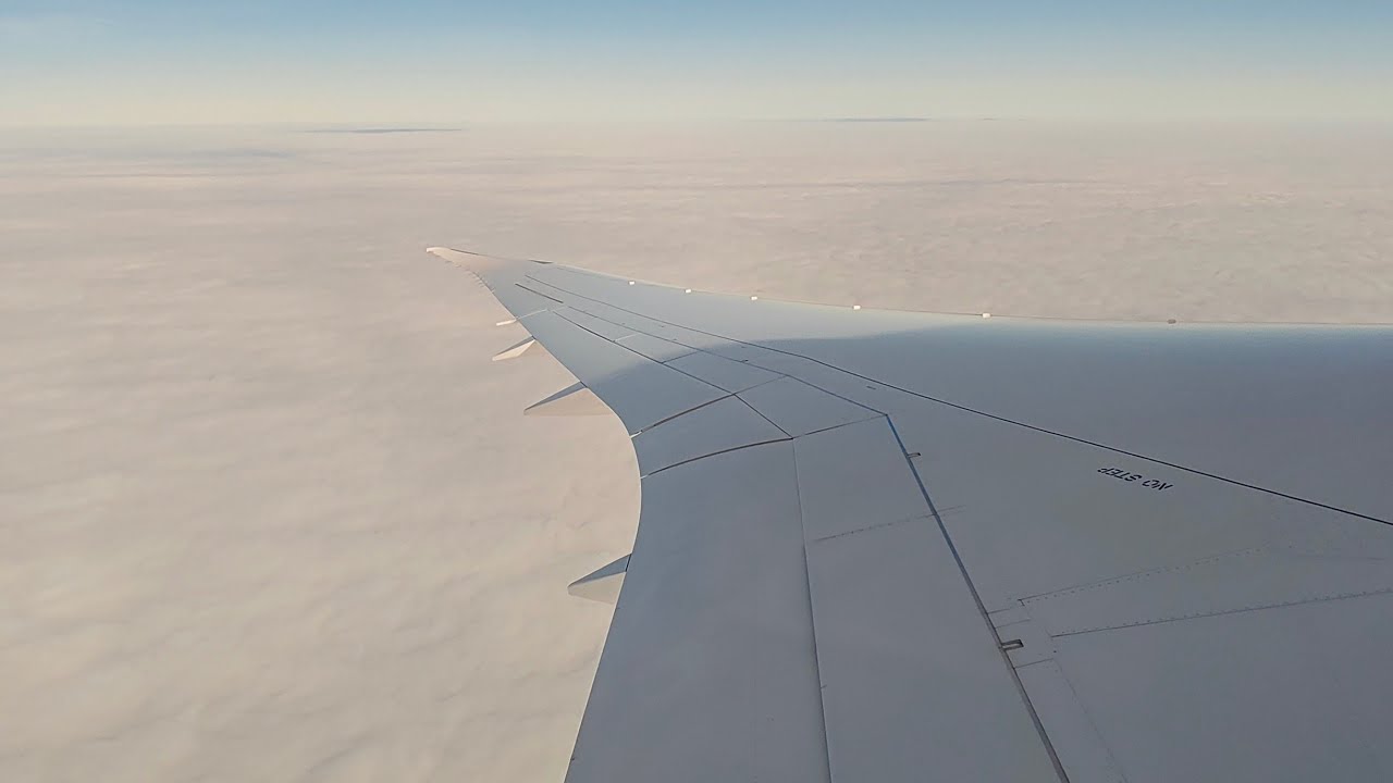 Lufthansa Boeing 787-9 D-ABPF take-off out of a foggy Frankfurt