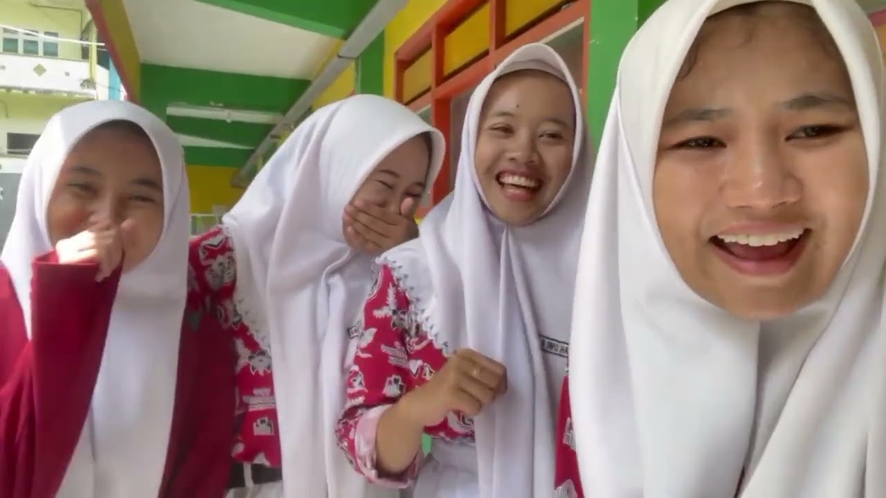 tugas bahasa jawa ngevlog menyiram tanaman