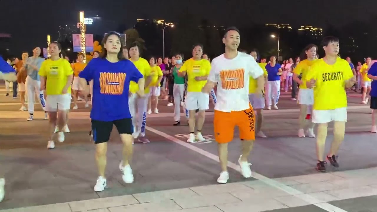 《微笑吧》生活嘛，笑一笑就好了，只要你不认怂，生活就撂不倒你，你又不差