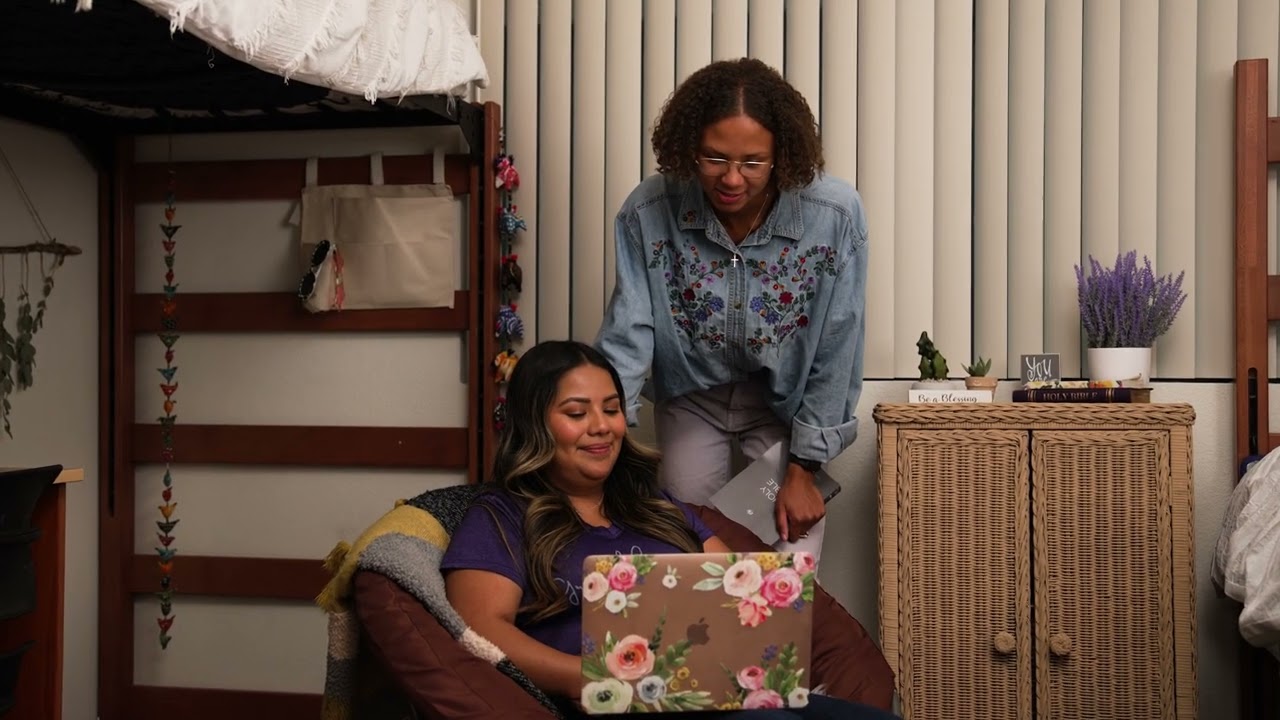 Студенты, вернувшиеся в университет, и новые группы соседей по комнате.