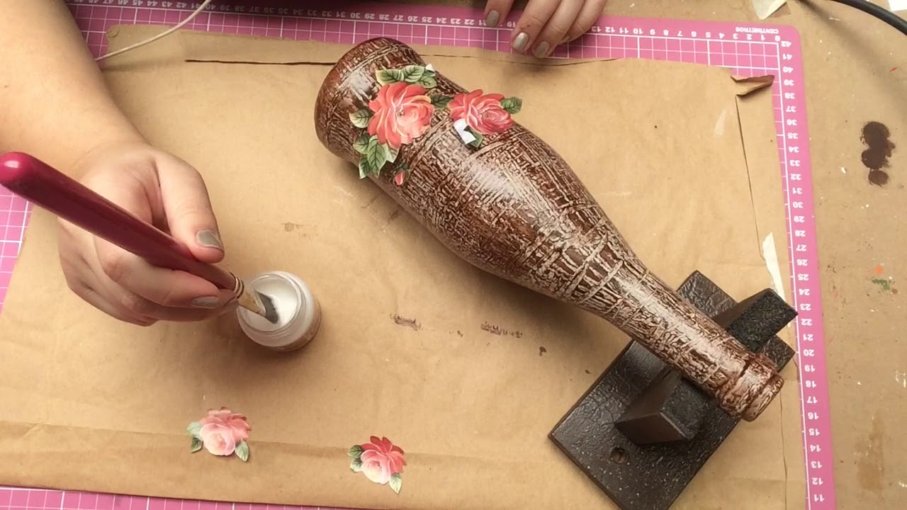 Garrafa reciclada/pintura rolinho de cortiça/decoupage