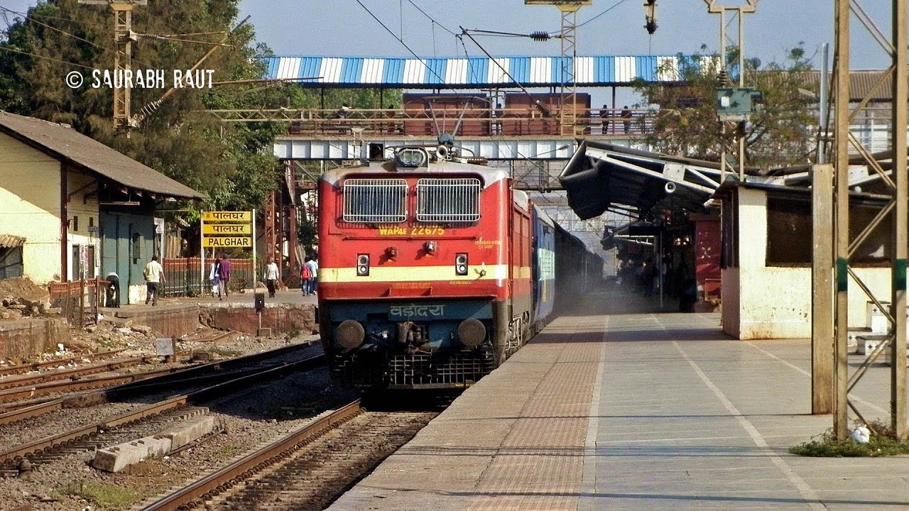 Extremely Late Running 19040 Avadh Express Rushes Through Palghar