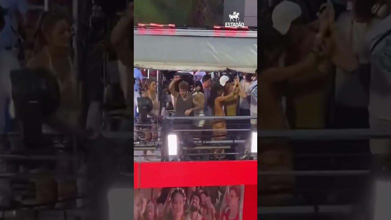 Em clima de romance, Shawn Mendes e Bruna Marquezine curtem o Carnaval em Salvador
