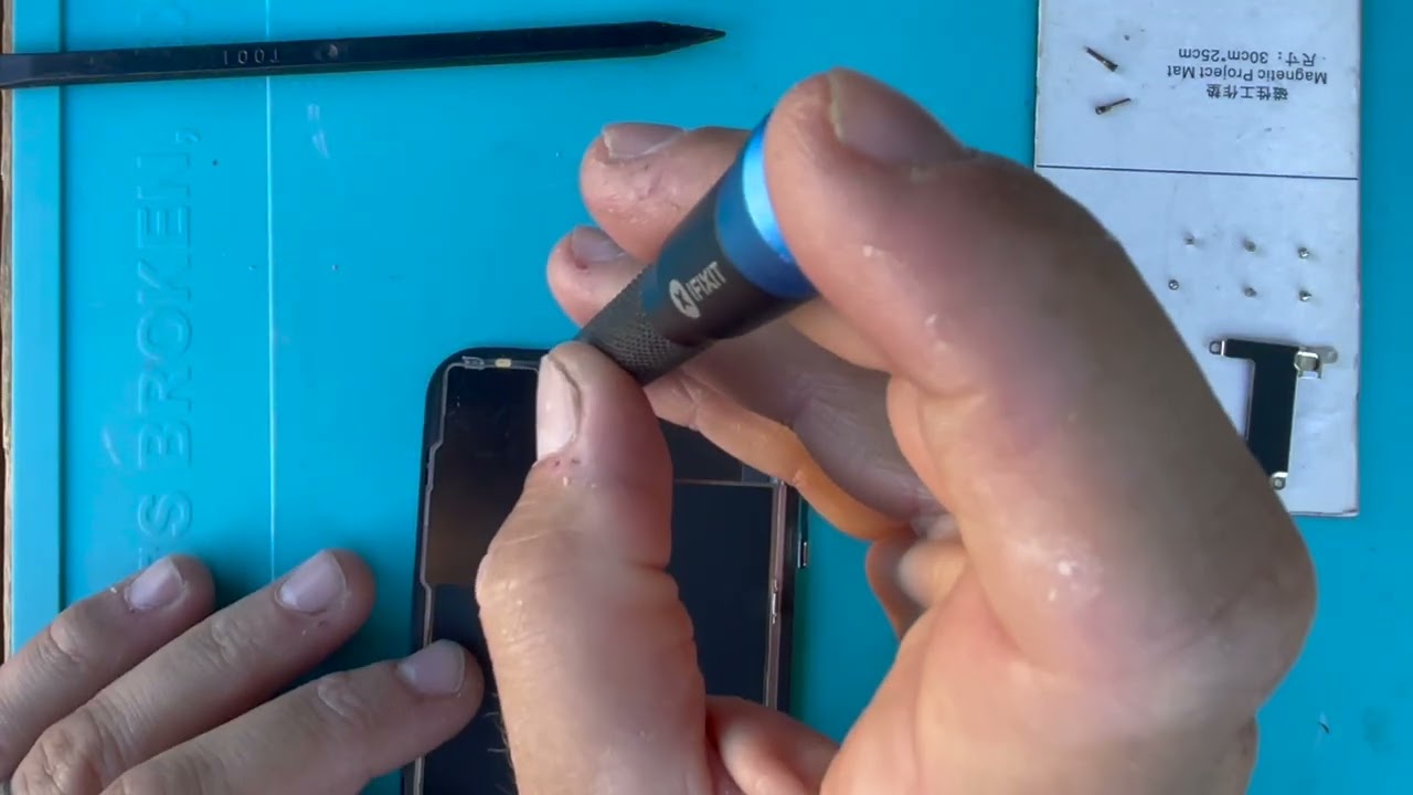 Замена шлейфа датчика приближения переднего микрофона на iPhone 13 Pro — пошаговое руководство — ...