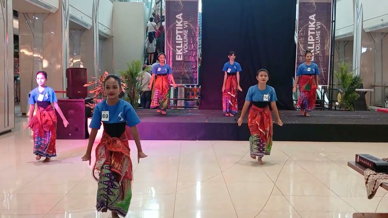 Tari ulos herbang ujian pentas sanggar Svadara fildza dan kawan kawan