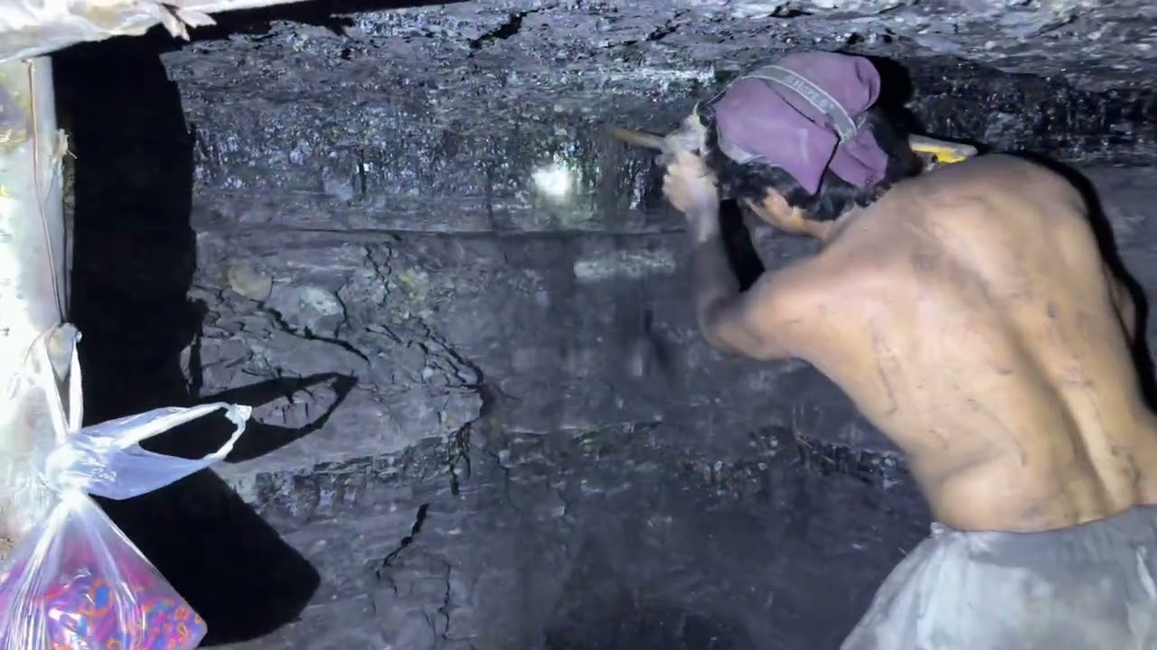 Black diamond mining ⛏️ with 5000 feets deep underground #coalminer #blackdiamond #gold #support 