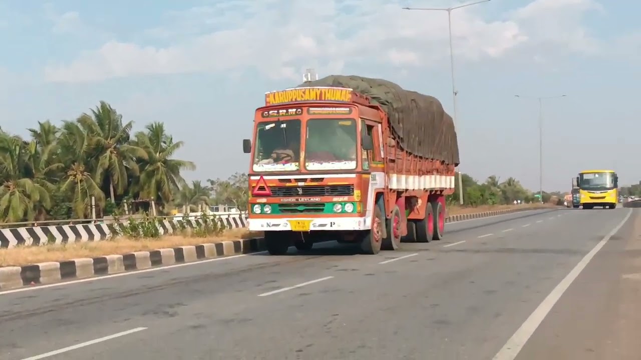 Indian road mein chalti Hui train video dekh sakte hain doston achcha Lage to live share Karen 👍