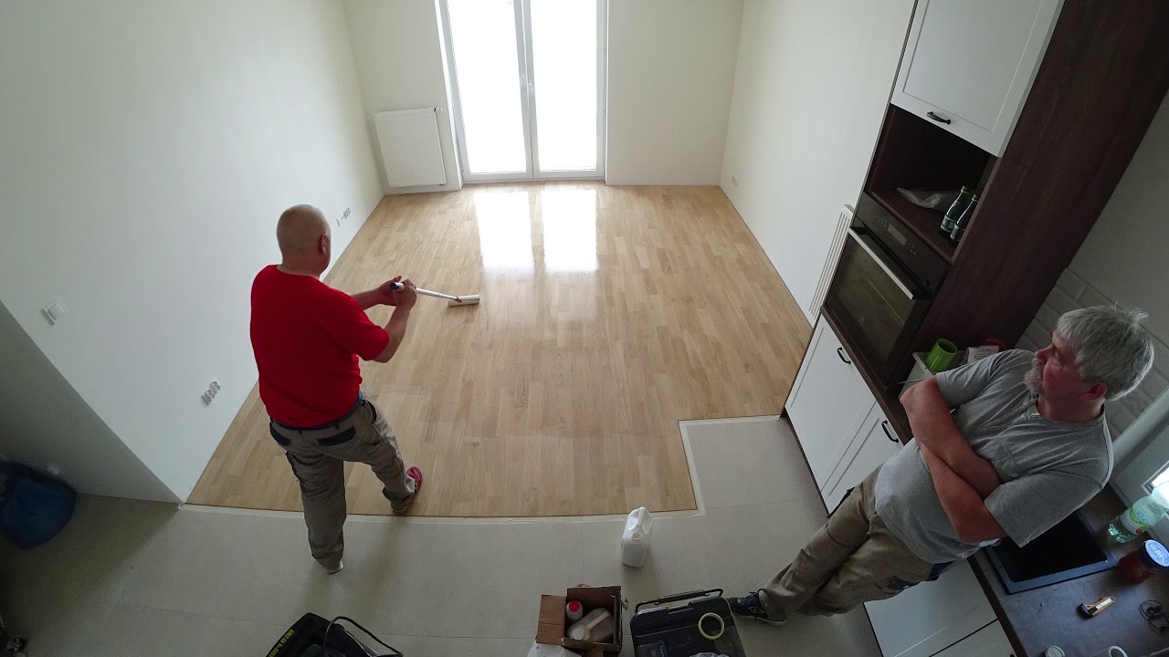 Cyklinowanie i lakierowanie nowego parkietu, wykonanego w technologii bez piórowej.