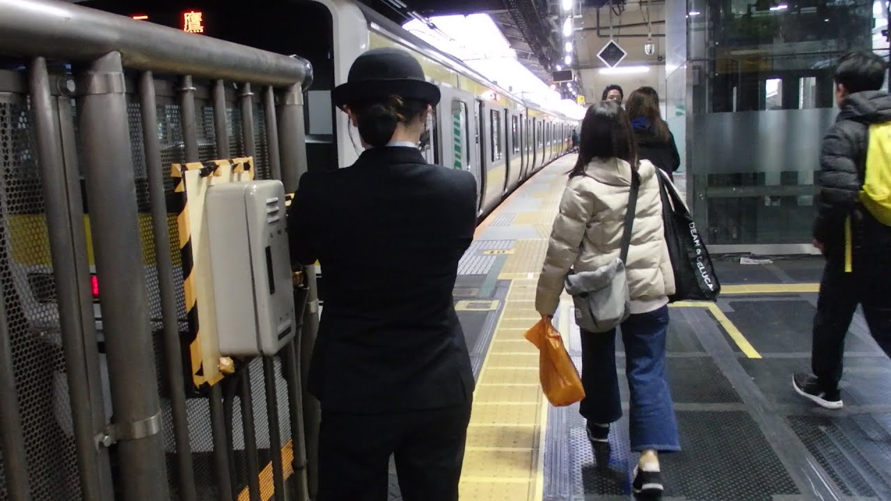 総武線新宿駅での女性車掌動作ME