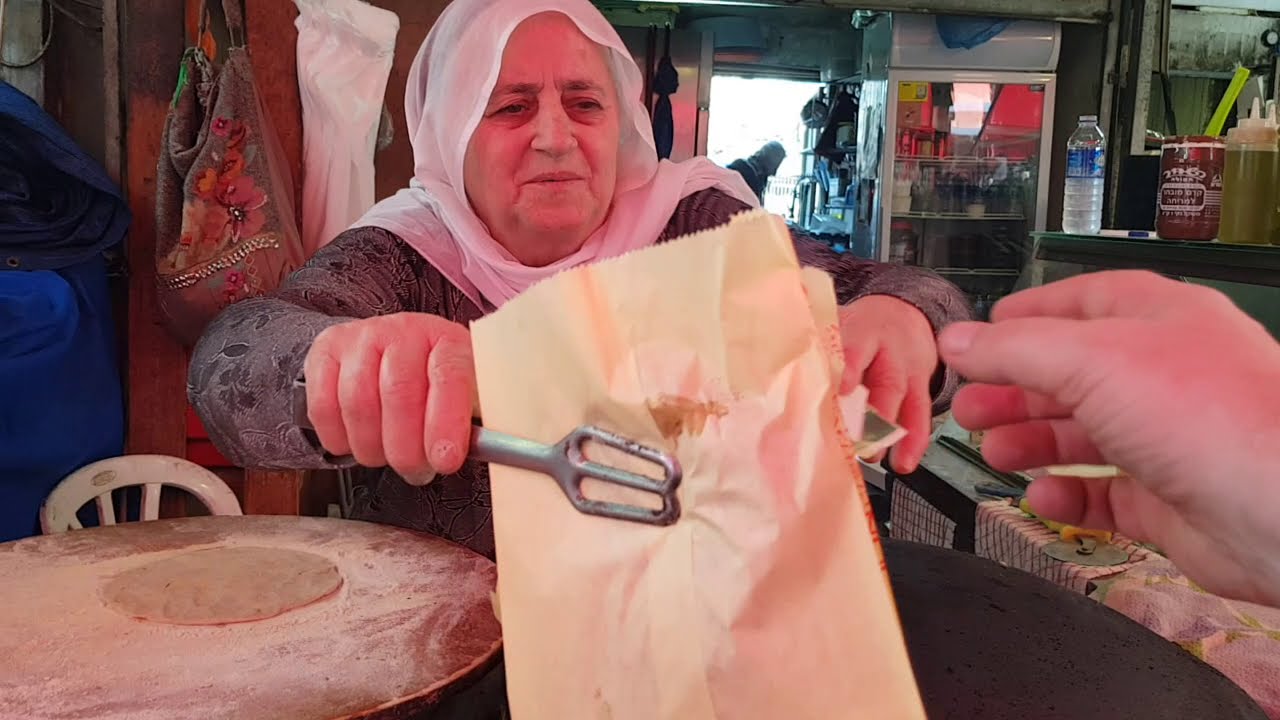 Druze Corner, Carmel Street market stall. Making Laffa flatbread, Taboun bread, Iraqi/Druze pita