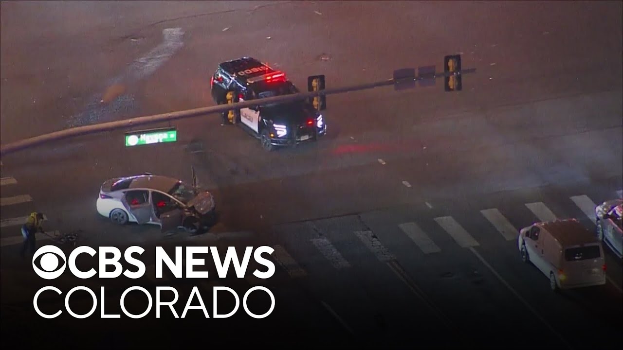 Aurora police investigate early morning crash at Alameda and Havana