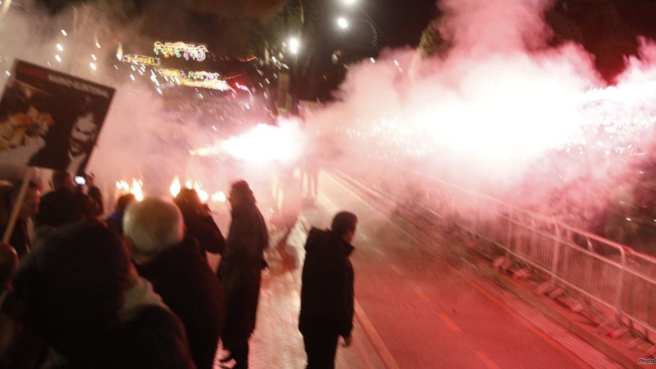 Blindohet parlamenti/ Policia merr masa, protestuesit dhe Berisha nuk ndalen