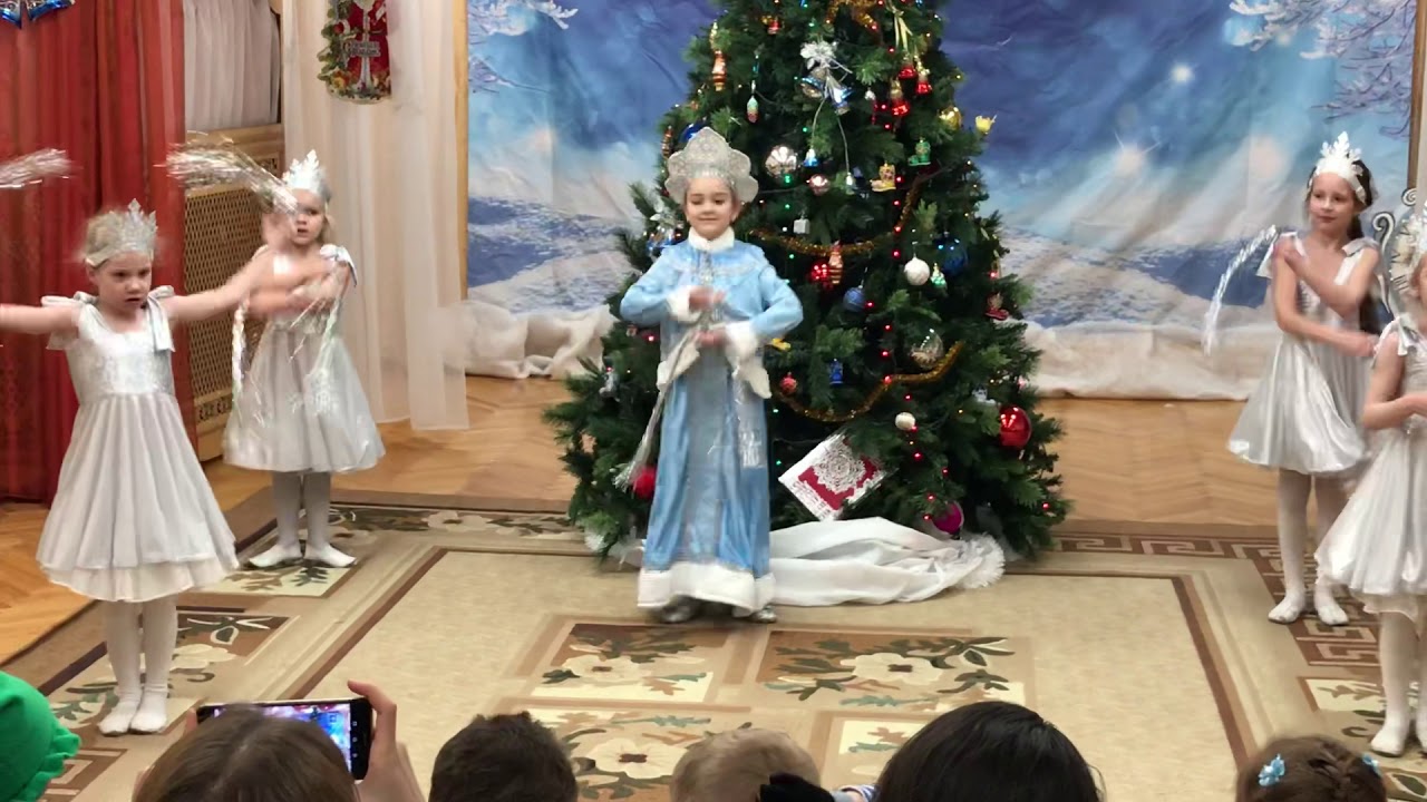 Танец снегурочки и снежинок