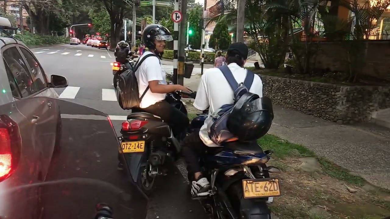 Recogiendo a un pasajero en la VOGE 300 RALLY por medellín 