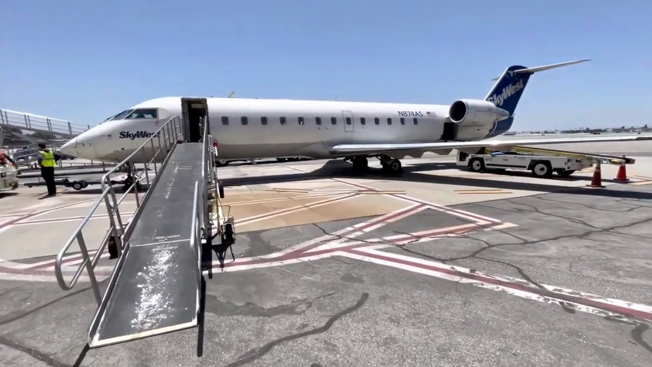 United Airlines | Skywest | CRJ200 airplane tour BUR-SFO - ROW 1 and service review